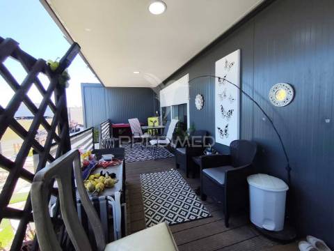 Casa modular com alpendre, penteado, moita.