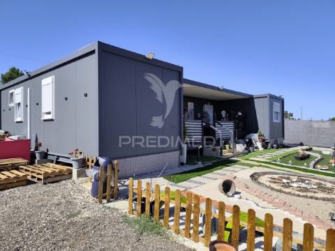 Casa modular com alpendre, penteado, moita.