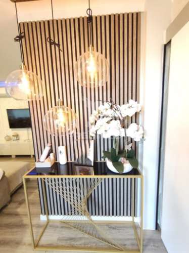 Casa modular com alpendre, penteado, moita.