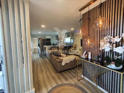 Casa modular com alpendre, penteado, moita.