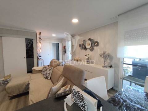 Casa modular com alpendre, penteado, moita.