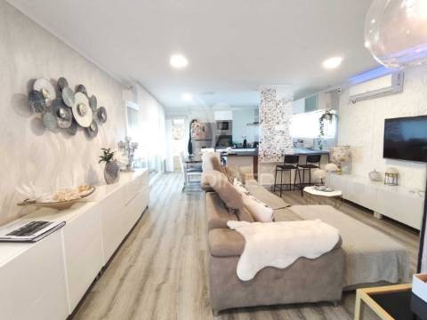 Casa modular com alpendre, penteado, moita.
