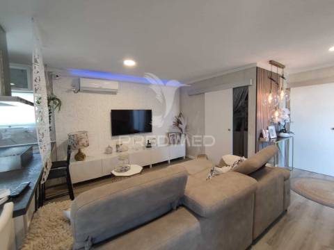 Casa modular com alpendre, penteado, moita.