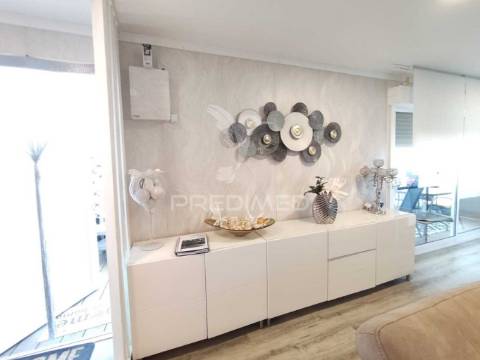 Casa modular com alpendre, penteado, moita.