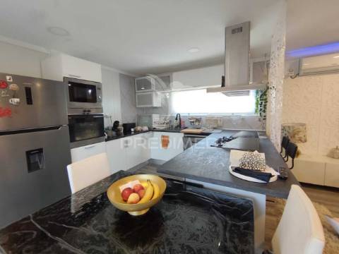 Casa modular com alpendre, penteado, moita.