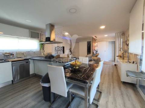 Casa modular com alpendre, penteado, moita.