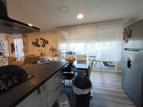 Casa modular com alpendre, penteado, moita.