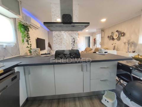 Casa modular com alpendre, penteado, moita.