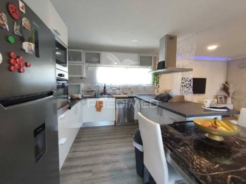 Casa modular com alpendre, penteado, moita.