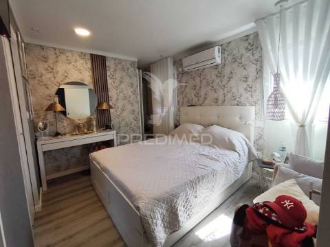 Casa modular com alpendre, penteado, moita.