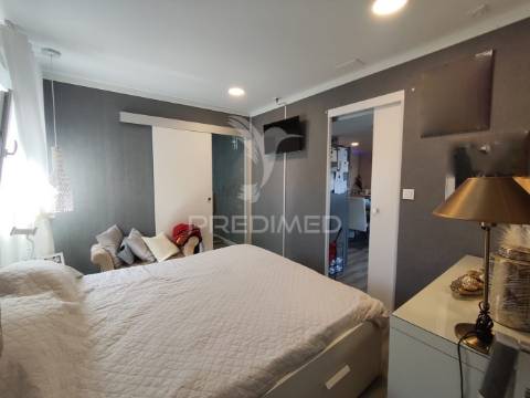 Casa modular com alpendre, penteado, moita.
