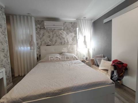 Casa modular com alpendre, penteado, moita.