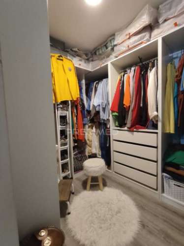 Casa modular com alpendre, penteado, moita.