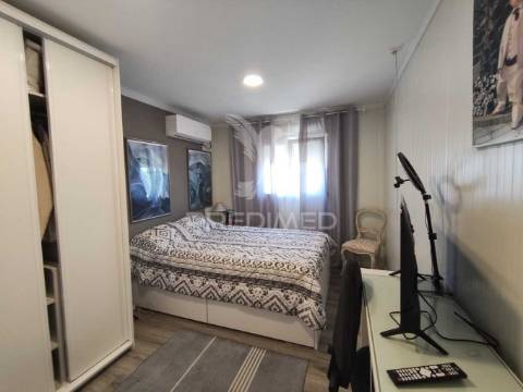 Casa modular com alpendre, penteado, moita.