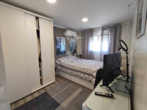 Casa modular com alpendre, penteado, moita.