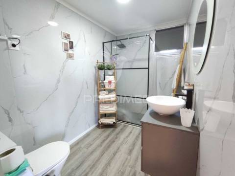 Casa modular com alpendre, penteado, moita.