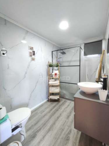 Casa modular com alpendre, penteado, moita.