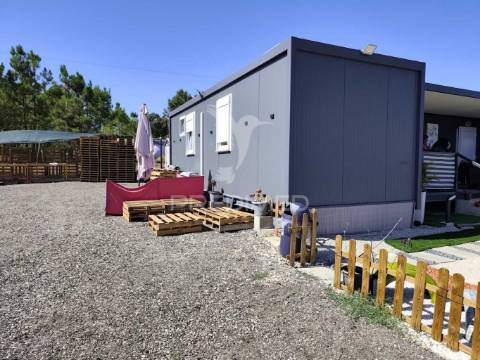 Casa modular com alpendre, penteado, moita.