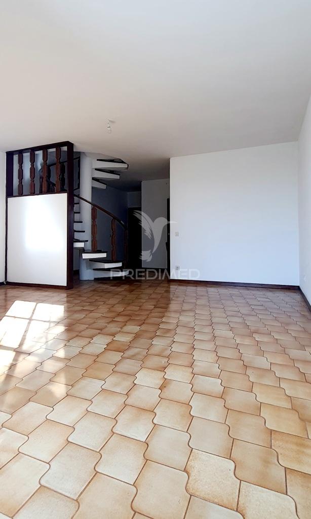 Vende-se t3 duplex próximo do alameda shopping
