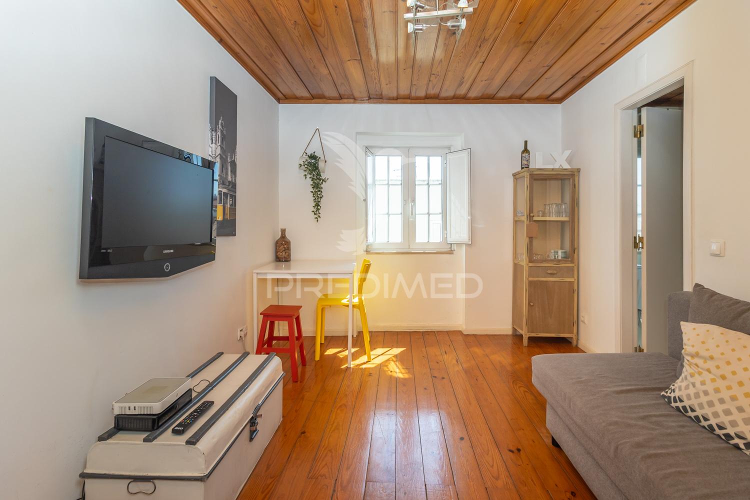Oportunidade única em alfama: t1 remodelado e pronto a habitar