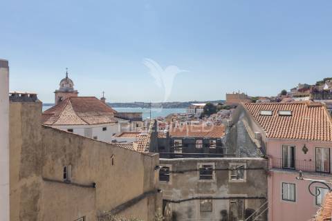 Oportunidade única em alfama: t1 remodelado e pronto a habitar