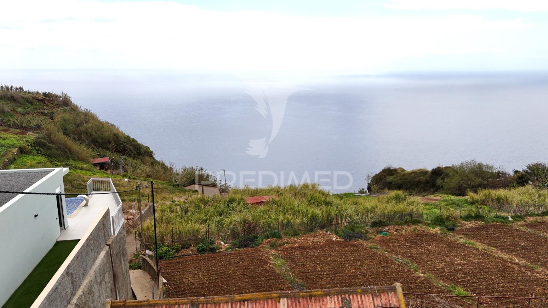 Moradia isolada em construção com piscina e vista mar infinita
