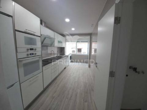 Apartamento t2 remodelado com logradouro na ericeira