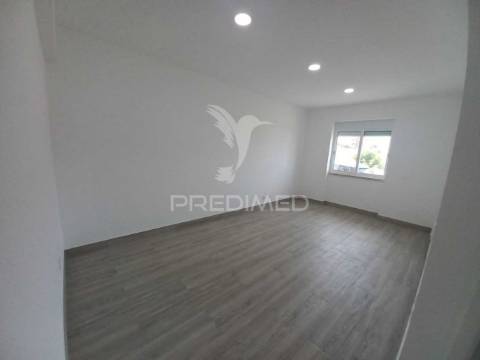 Apartamento t2 remodelado com logradouro na ericeira