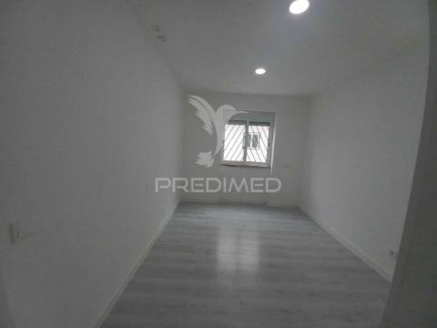 Apartamento t2 remodelado com logradouro na ericeira