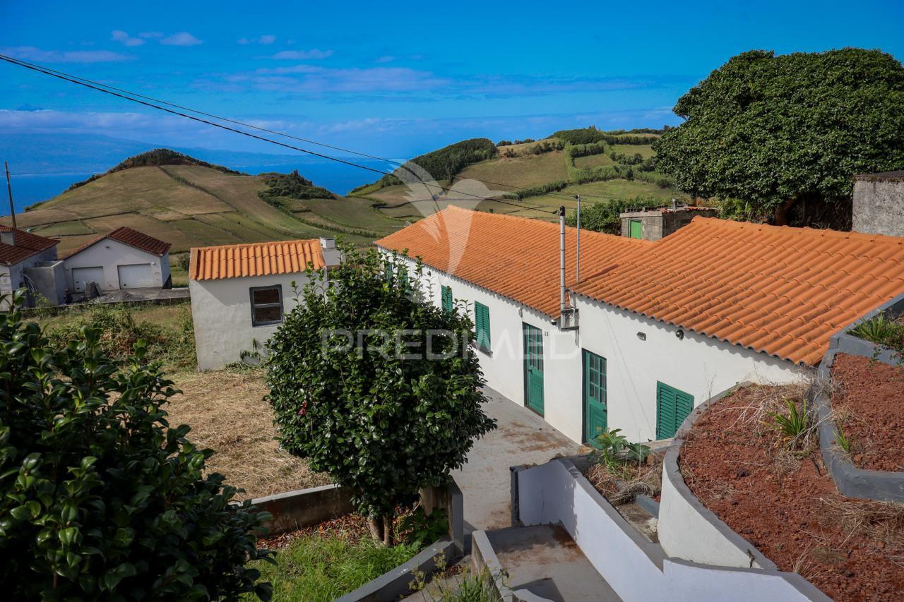 Moradia t2 com terreno – oportunidade única nos rosais, ilha de são jorge