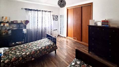 Moradia t3 em sarilhos pequenos, moita