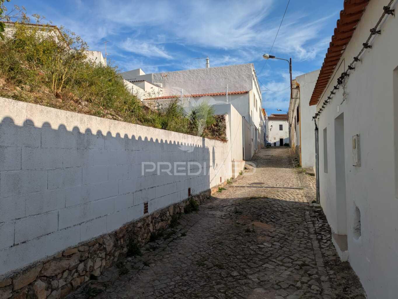 Terreno urbano com viabilidade de construção em paderne