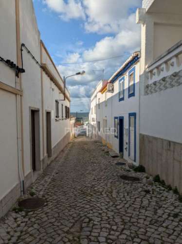 Terreno urbano com viabilidade de construção em paderne