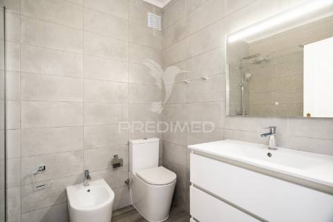 Apartamento t3 totalmente renovado – cruz d’aireia, leiria