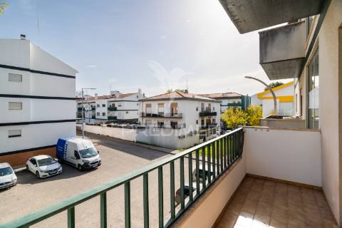 Apartamento t3 totalmente renovado – cruz d’aireia, leiria