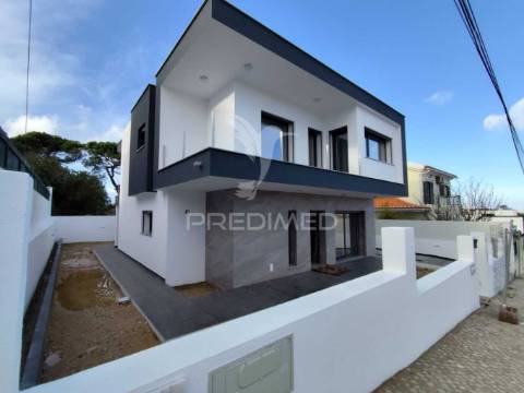 Moradia contemporânea t4 isolada sobreda