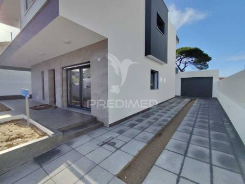 Moradia contemporânea t4 isolada sobreda
