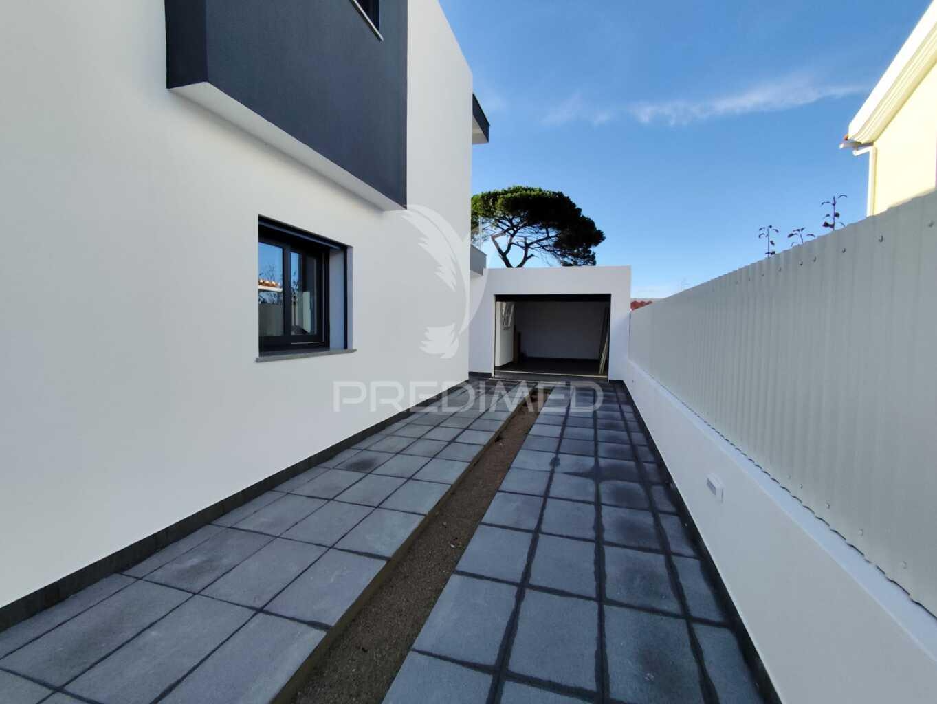 Moradia contemporânea t4 isolada sobreda