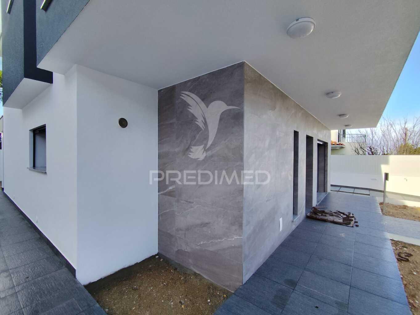 Moradia contemporânea t4 isolada sobreda