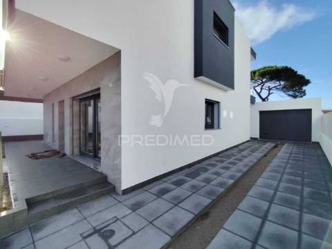 Moradia contemporânea t4 isolada sobreda