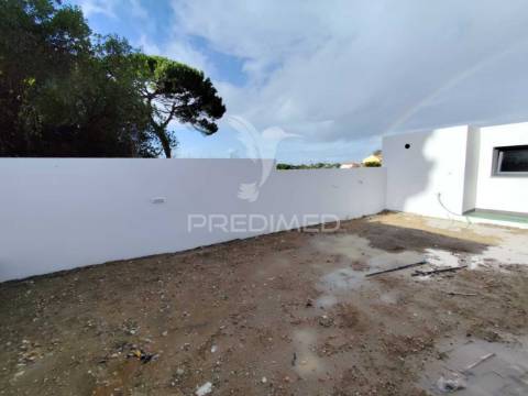 Moradia contemporânea t4 isolada sobreda