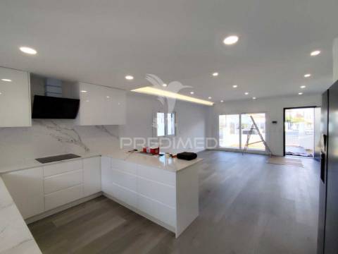 Moradia contemporânea t4 isolada sobreda