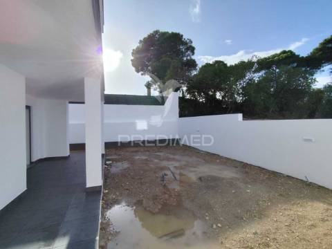Moradia contemporânea t4 isolada sobreda