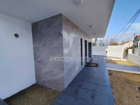 Moradia contemporânea t4 isolada sobreda
