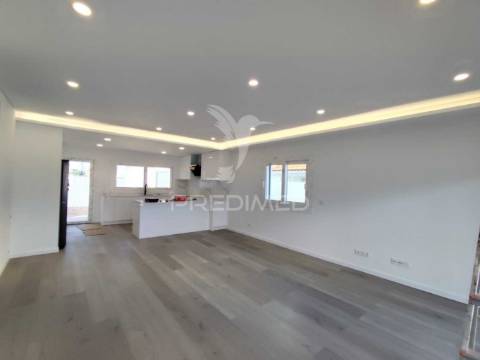 Moradia contemporânea t4 isolada sobreda