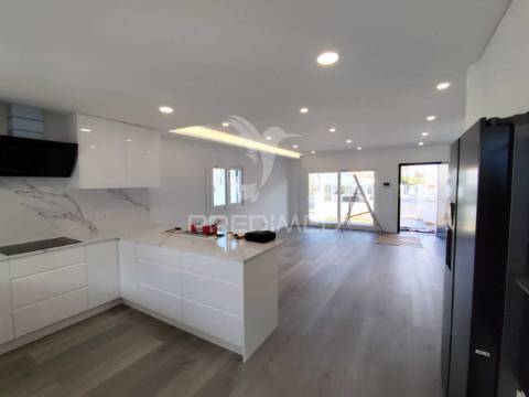 Moradia contemporânea t4 isolada sobreda