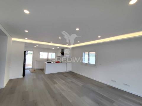 Moradia contemporânea t4 isolada sobreda