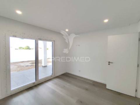 Moradia contemporânea t4 isolada sobreda