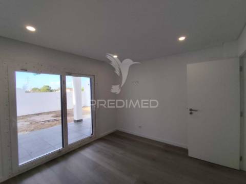 Moradia contemporânea t4 isolada sobreda