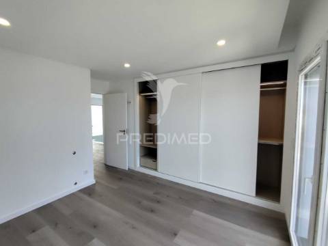 Moradia contemporânea t4 isolada sobreda